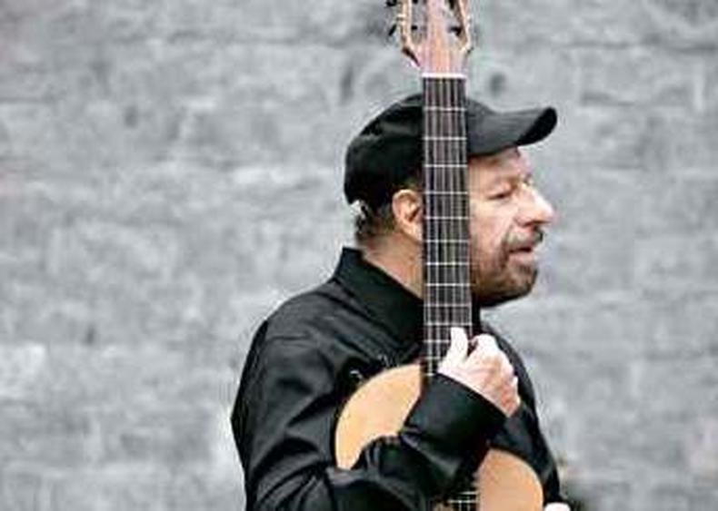 As duas músicas inéditas que João Bosco gravou em seu disco recém-lançado têm letra assinada por seu filho Francisco Bosco, que é filósofo (foto: Flora Pimentel/Divulgação) As duas músicas inéditas que João Bosco gravou em seu disco recém-lançado têm letra assinada por seu filho Francisco Bosco, que é filósofo (foto: Flora Pimentel/Divulgação)