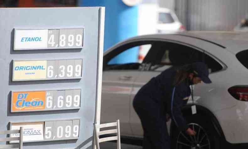 Posto de combustível no Bairro Belvedere, Região Centro-Sul de BH, vendendo a gasolina comum por R$ 6,399(foto: Leandro Couri/EM/D.A Press)