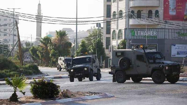 Dois ve�culos blindados na rua