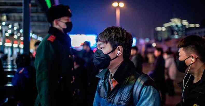 Chineses usam mscaras para tentar se proteger contra o coronavrus em estao de Beijing, enquanto o Centro de Wuhan, foco de contaminao, isolado(foto: Nicolas Asfouri/AFP)