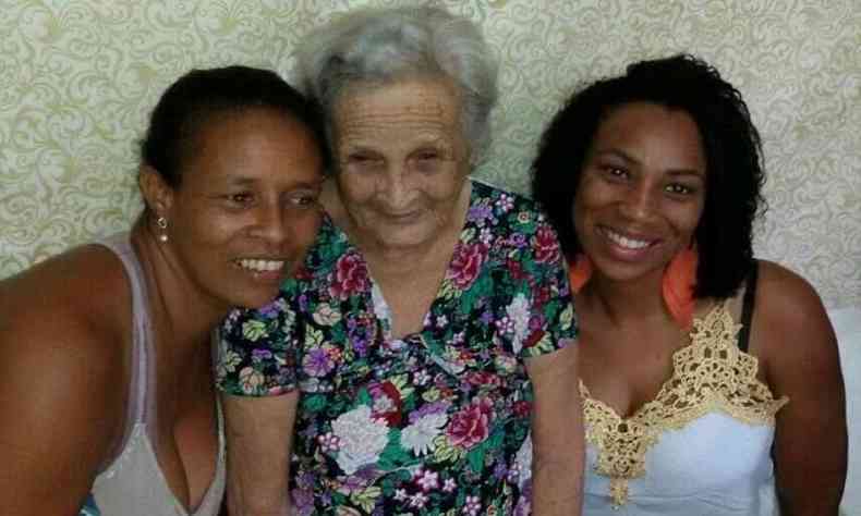 Aos 105 anos, dona Nely, entre a filha Lucia e a neta Rosngela: idosa ficou internada durante 11 dias, teve COVID, mas voltou para casa(foto: Arquivo pessoal)