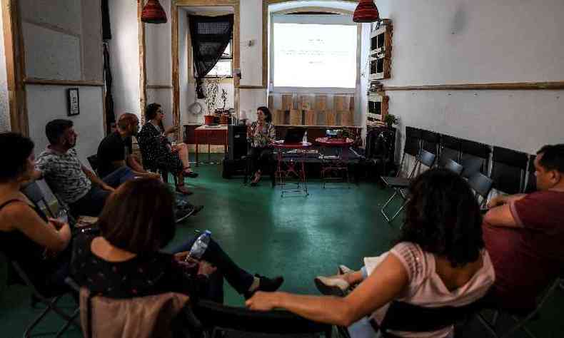 (foto: Brasileiros participam de uma reunio na associao 