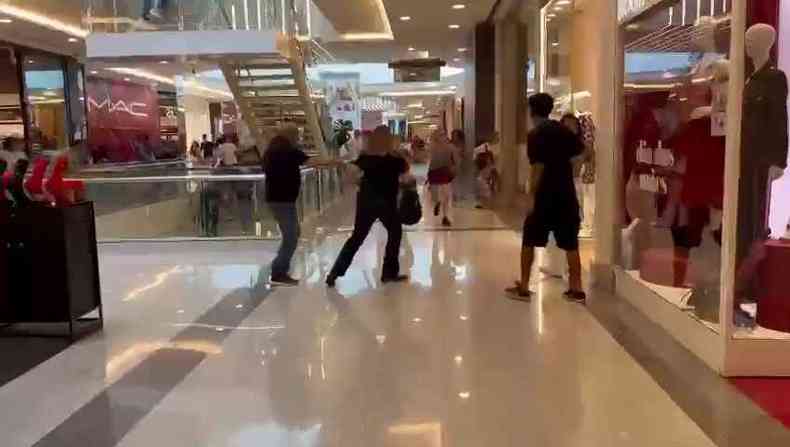 Vdeos gravados durante o assalto mostram pessoas correndo pelas galerias do Shopping