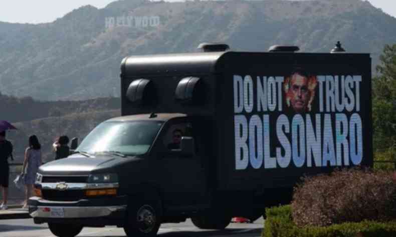 Caminho com escrito 'No confie em Bolsonaro', em ingls