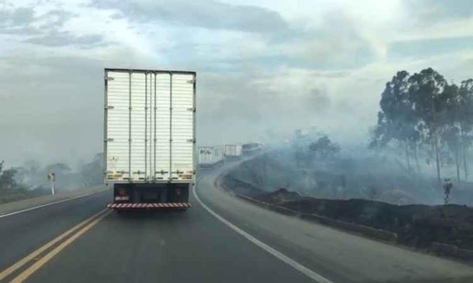 Devido à fumaça, a visibilidade para quem passava pelo local foi prejudicada(foto: Corpo de Bombeiros/ divulgação ) Devido à fumaça, a visibilidade para quem passava pelo local foi prejudicada(foto: Corpo de Bombeiros/ divulgação )