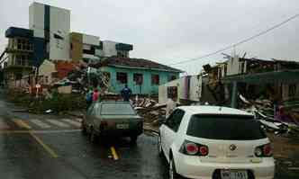Mais de 500 casas foram atingidas pelo tornado. Mil pessoas esto desabrigadas(foto: Divulgao SDC/SC)