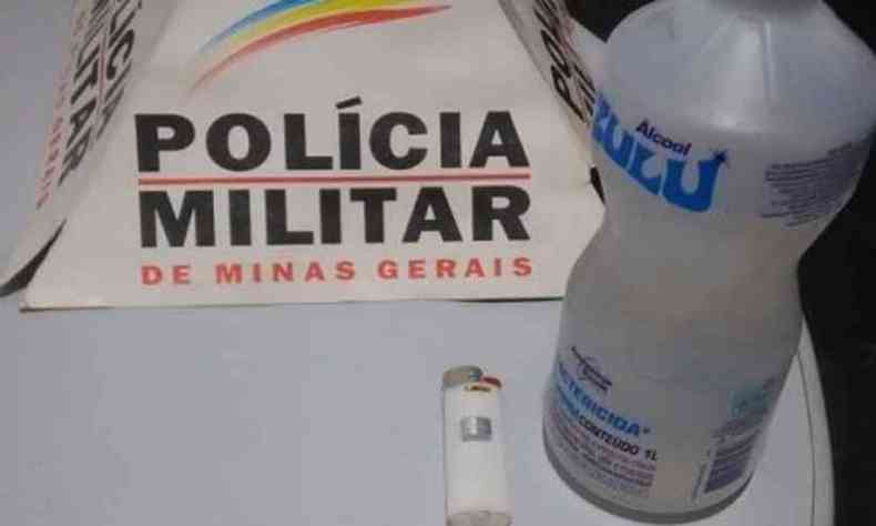 Garrafa de álcool e isqueiro usados pela mulher foram apreendidos pela Polícia Militar(foto: PMMG/Divulgação)