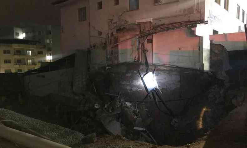 Sistema de energia eltrica do hospital de campanha ficou danificado aps deslizamento de obra em Conselheiro Lafaiete(foto: Corpo de Bombeiros/Divulgao)