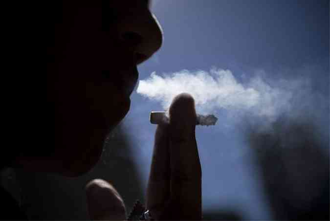 Fumaa de cigarro  prejudicial  sade de crianas, diz a OMS (foto: Marcelo Camargo/Agncia Brasil)