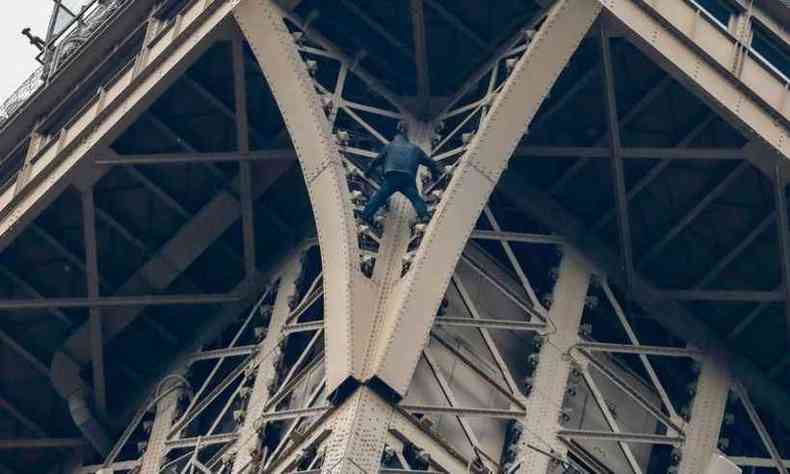 Homem sobe at o topo da Torre Eiffel, em Paris, sem qualquer proteo(foto: FRANCOIS GUILLOT/AFP )