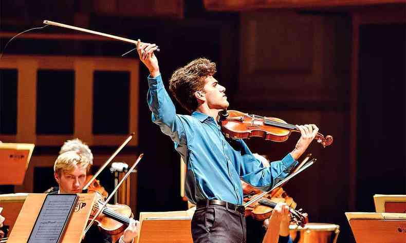 Durante apresentao, Guido Sant'Anna segura o violino sobre o ombro esquerdo e levanta o brao direito 