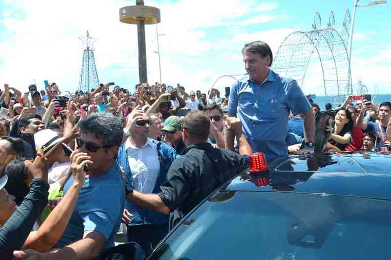 Em visita ao Farol da Barra, Bolsonaro foi chamado de %u201Cmito%u201D e fez poses para fotos (foto: Romildo de Jesus/Futura Press/Estado Contedo)