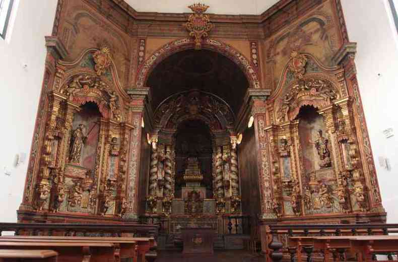 Altar da matriz , cuja restaurao durou cinco anos. O forro e piso do templo barroco ( esquerda) tambm passaram por reforma(foto: JAIR AMARAL/EM/D.A PRESS)