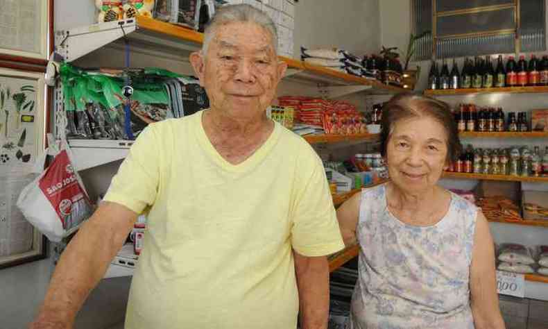 O comerciante Kengo Taniguchi e a mulher Kazuco j precisaram buscar arroz japons em So Paulo(foto: Tulio Santos/EM/D.A Press)