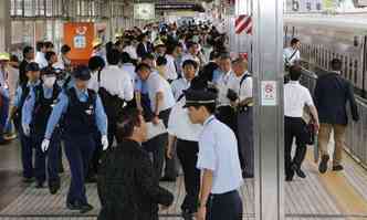 Polcia local inspeciona trem aps incidente(foto: JIJI PRESS / AFP)