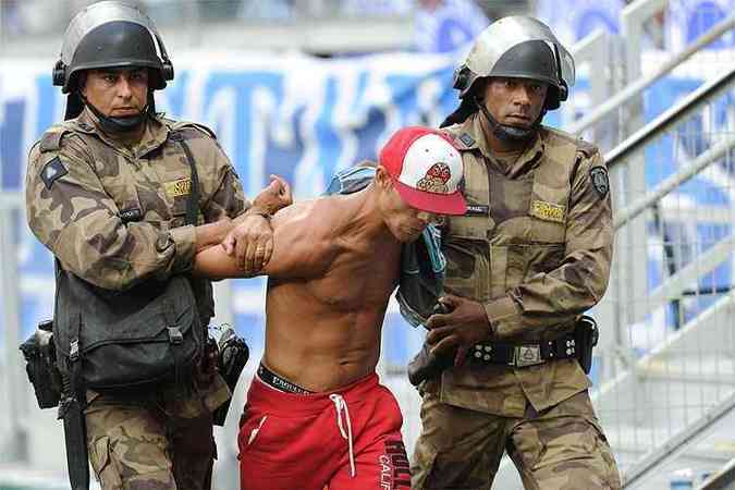 Torcedor do Cruzeiro foi flagrado por policiais militares logo depois de atirar bomba que quase atingiu reprter(foto: Leandro Couri/EM/D. A Press)