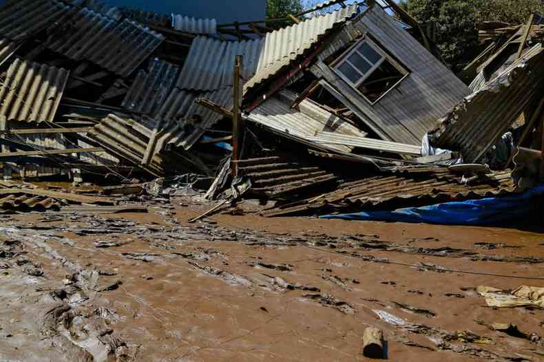 Casa destruda pelo ciclone em Muum