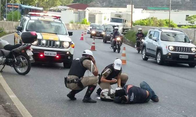 Policiais militares realizaram os primeiros socorros e fizeram desvio no trânsito(foto: Jair Amaral/EM/DA Press) Policiais militares realizaram os primeiros socorros e fizeram desvio no trânsito(foto: Jair Amaral/EM/DA Press)