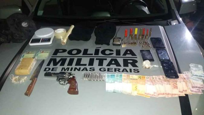 Materiais apreendidos na ocorrência; homem tinha passagens policiais pelos estados de Rondônia, São Paulo e Rio de Janeiro(foto: Divulgação/Rotam.) Materiais apreendidos na ocorrência; homem tinha passagens policiais pelos estados de Rondônia, São Paulo e Rio de Janeiro(foto: Divulgação/Rotam.)