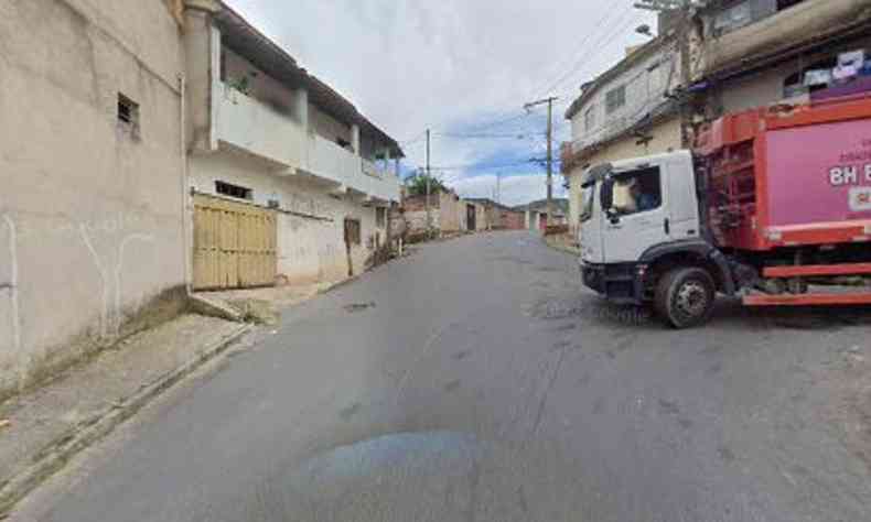 A Rua Gleicy Jos de Oliveira ficou interditada quase toda a noite de domingo