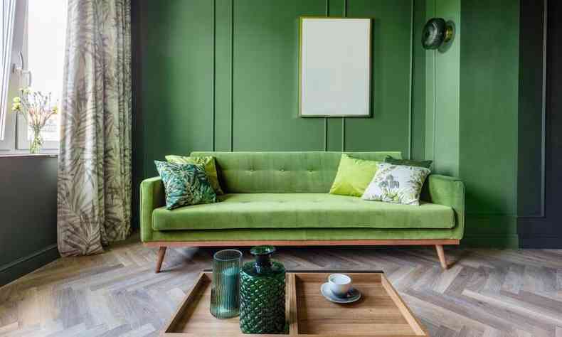 parede da sala, sof e adornos verdes