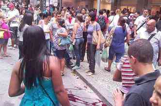 Movimentao na Rua Curitiba logo depois do disparo que atingiu a pedestre(foto: Thiago Ventura/Esp EM DA Press)