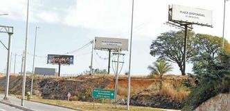 NA LINHA VERDE, PLACAS SE SUCEDEM E AINDA H� MUITO ESPA�O PARA NOVOS ANUNCIANTES(foto: BETO MAGALH�ES/EM/D.A PRESS)