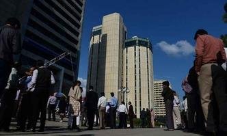 Pr�dios foram esvaziados ap�s o tremor(foto: FAROOQ NAEEM / AFP)