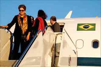 (foto: Dilma Rousseff desembarcou ontem em Nova York: na viso da presidente, medidas para aliviar crise na Europa esto afetando os emergentes )