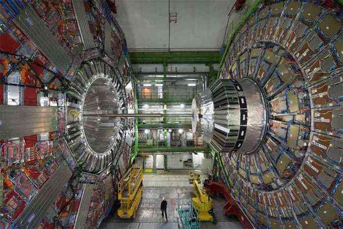 Depois de atualizado, o maior acelerador de partculas do mundo vai permitir a explorao de cantos inexplorados da matria que compe o universo(foto: AFP PHOTO / RICHARD JUILLIART)