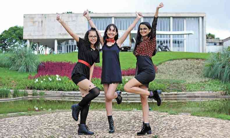 Ana Jlia Amaral (E), de 13 anos, no passeio  Pampulha com as amigas Ana Luza Rodrigues e Alexssya Muniz: 