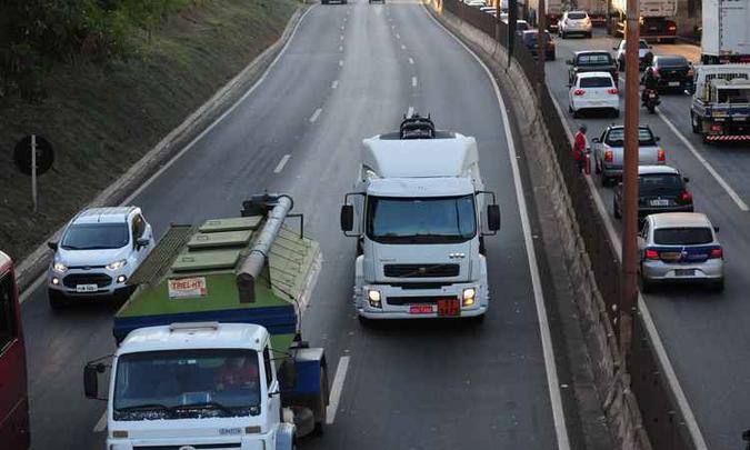 Caminhões, que deveriam trafegar pela direita, respondem por grande parte das vítimas(foto: Gladyston Rodrigues/EM/D.A PRESS) Caminhões, que deveriam trafegar pela direita, respondem por grande parte das vítimas(foto: Gladyston Rodrigues/EM/D.A PRESS)