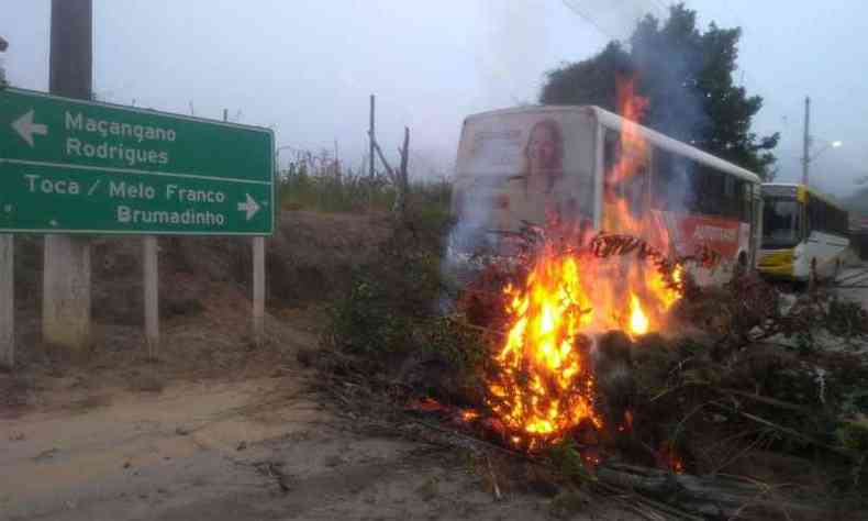 Moradores montaram barricada com galhos e atearam fogo para fechar uma estrada que d acesso a Moeda(foto: Reproduo da internet/WhatsApp)