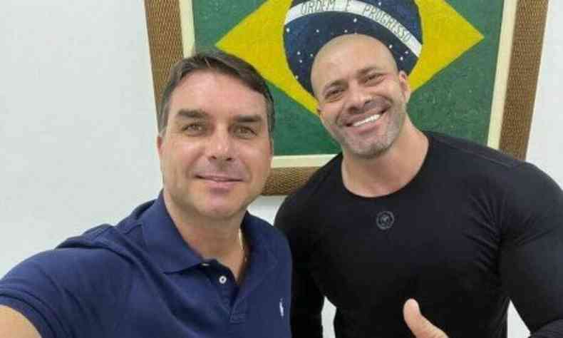 Flvio Bolsonaro e Daniel Silveira tiram selfie