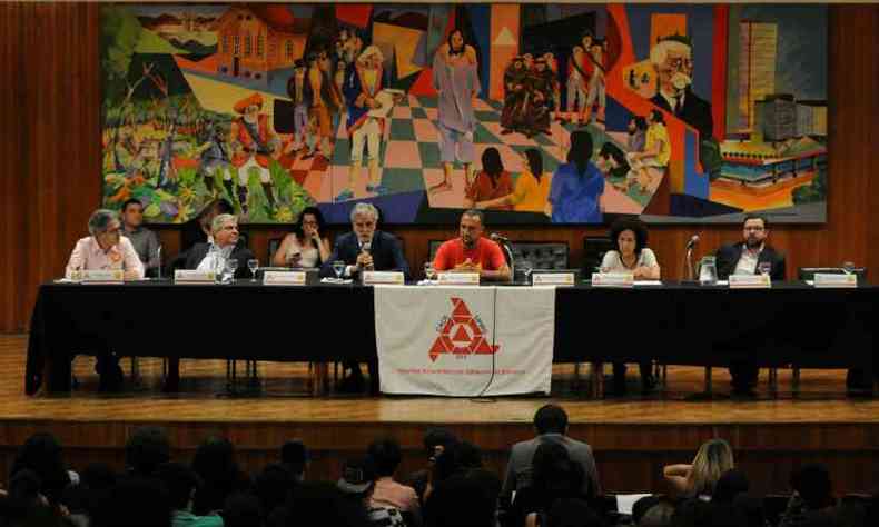 Seis candidatos ao Governo de Minas debateram propostas em evento na UFMG nesta segunda-feira(foto: Tlio Santos/EM/D. A Press)