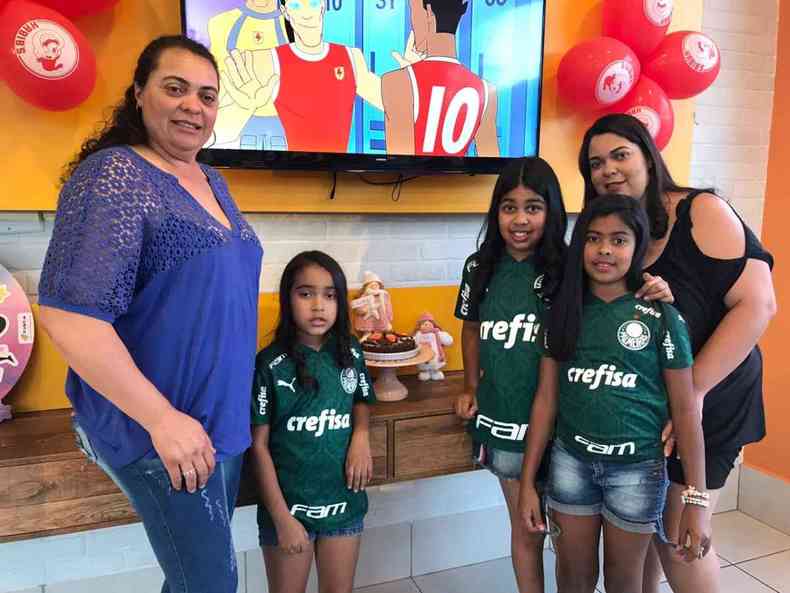 Ana e suas irms receberam camisas do Palmeiras de presente(foto: Divulgao/PMMG)
