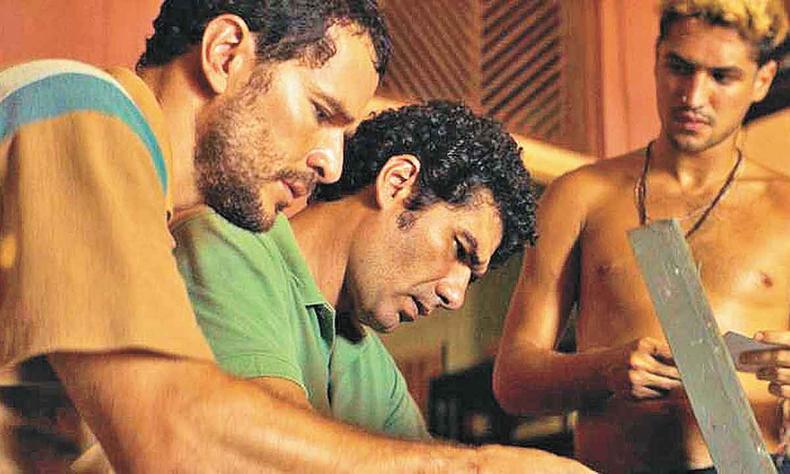 Atores Daniel de Oliveira, Rômulo Braga e Gabriel Leone em cena do filme 'O rio do desejo' 