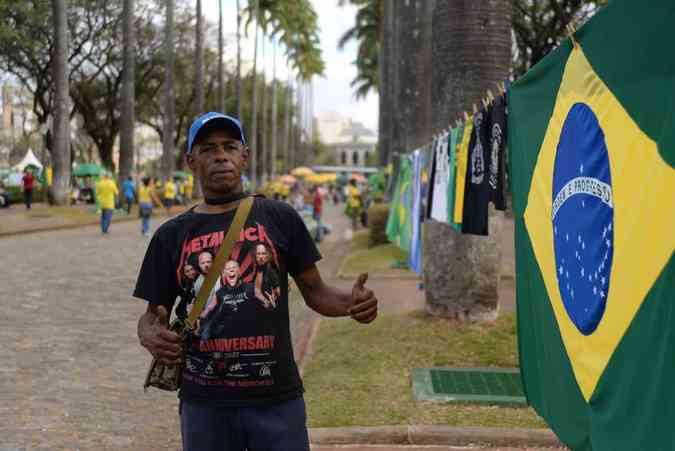 Na Praça da Liberdade, em BH, ambulantes vendem produtos do presidente Jair Bolsonaro Túlio Santos/EM/D.A press