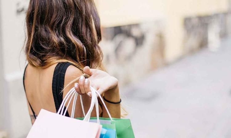 mulher segurando compras
