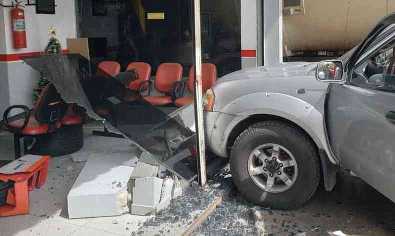 Sala de espera da loja foi destruda no acidente(foto: Corpo de Bombeiros/Divulgao)