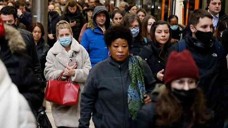 Pessoas andam em rua de Londres