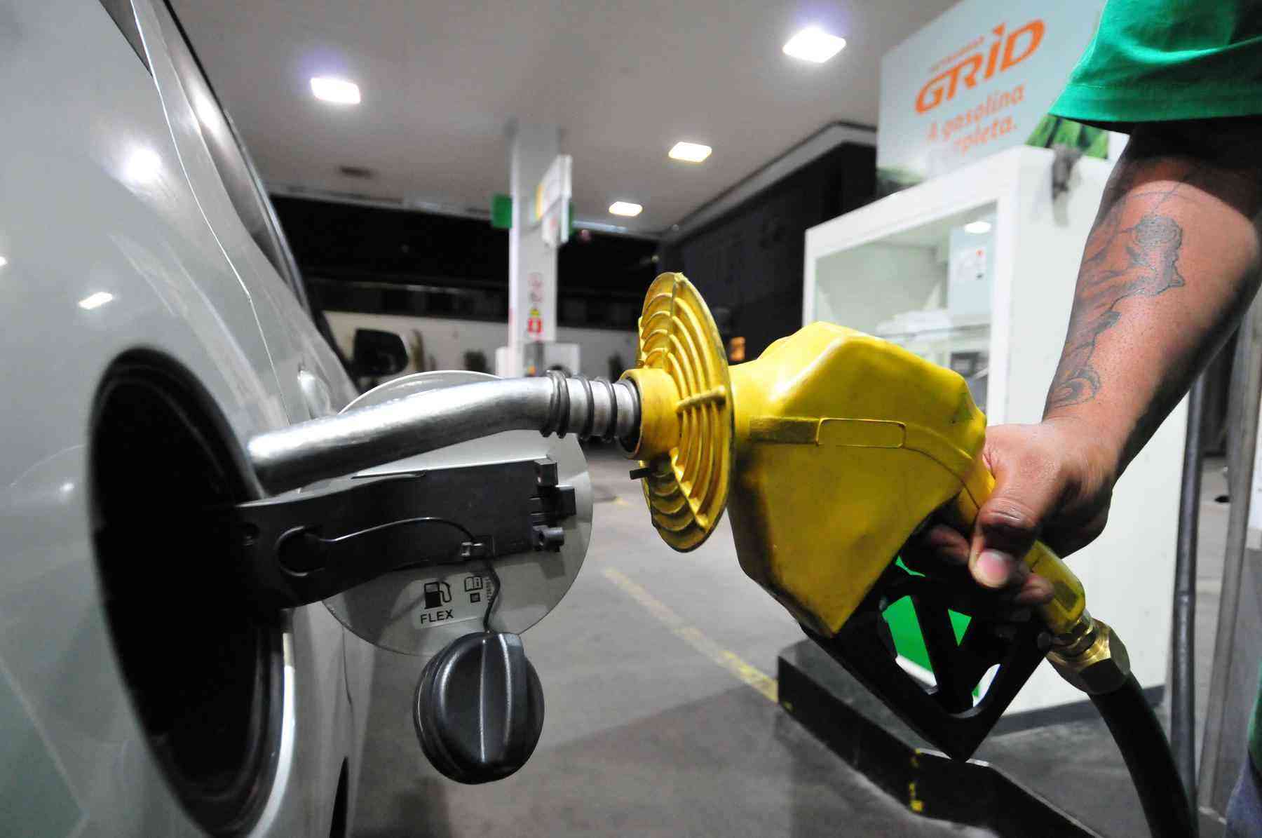 Petrobras anuncia aumento dos preços da gasolina e do diesel nas refinarias - Economia - Estado de Minas