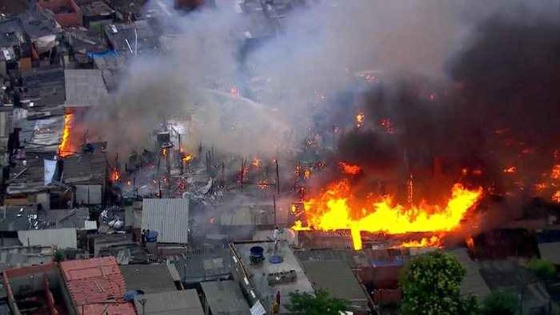 Incêndio de grandes proporções atinge favela na Zona Leste de São Paulo -  Nacional - Estado de Minas