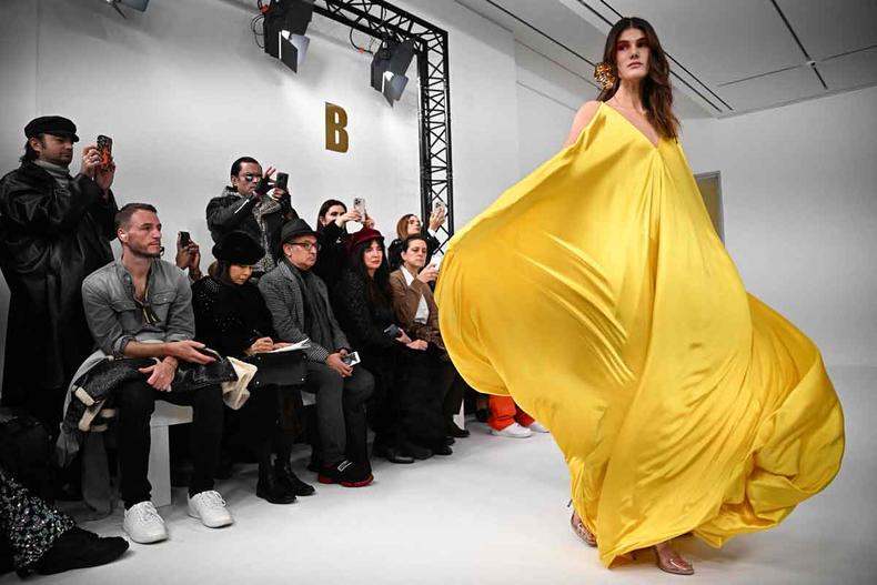 Modelo exibe vestido amarelo e assimtrico no desfile do estilista Alex Mabille, em Paris