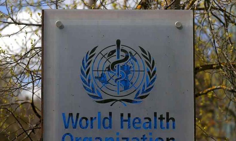 Para a OMS, a enorme quantidade de resíduos gerada pela pandemia da COVID-19 representa uma ameaça para a saúde e para o meio ambiente(foto: Reuters/Denis Balibouse/Direitos reservados ) Placa com o emblema da OMS
