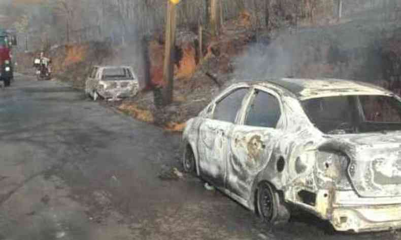 Dois carros deixados prximo  rodovia foram destrudos pelas chamas (foto: Reproduo / WhatsApp)