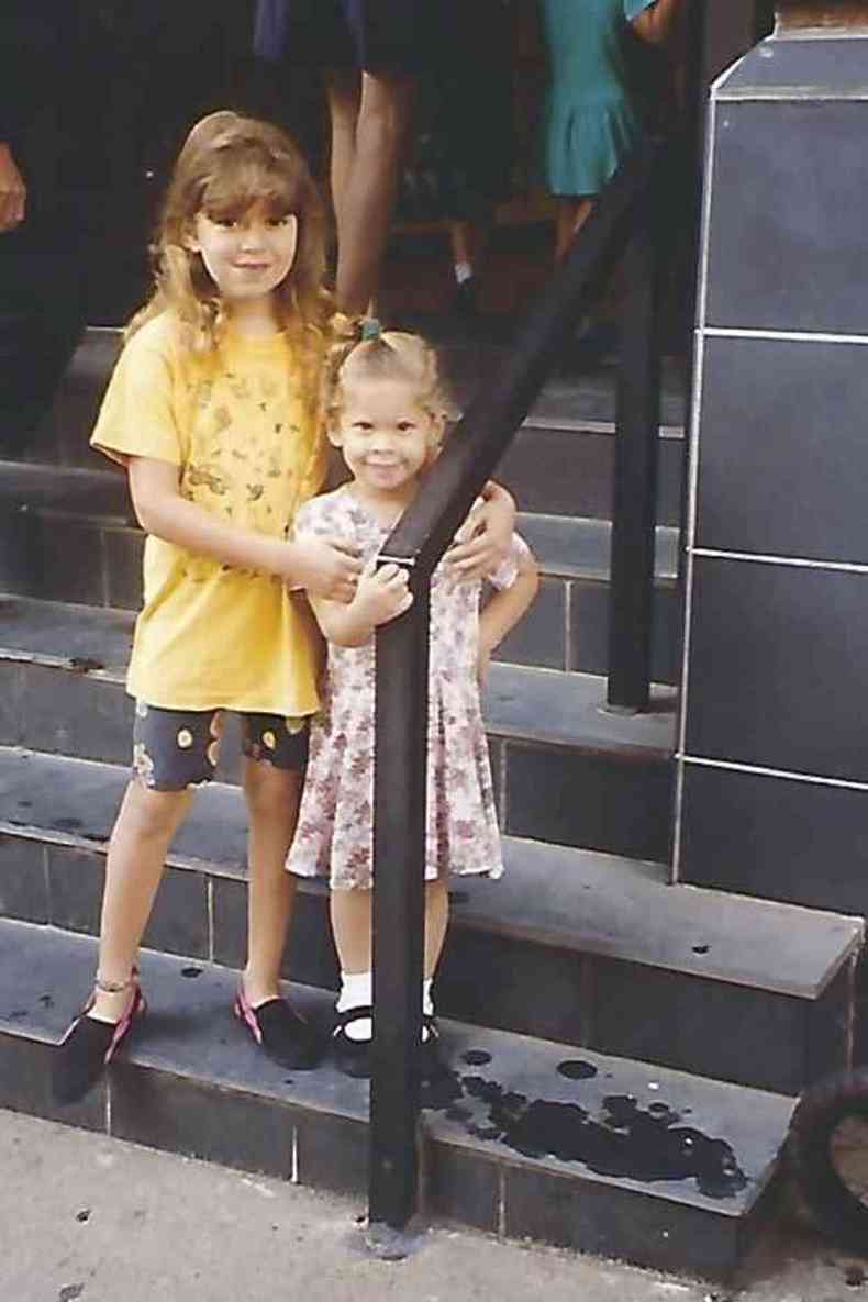Anna com sua irm mais velha em 1995