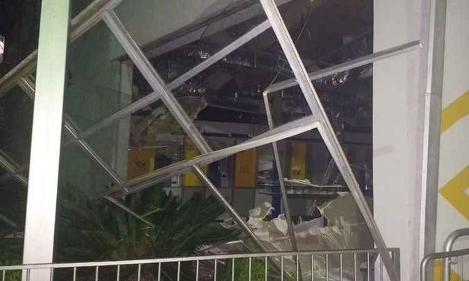 Agência do BB ficou destruída após explosão em Piumhi(foto: Edgar Rodrigues/Rádio Onda Oeste FM/Divulgação) Agência do BB ficou destruída após explosão em Piumhi(foto: Edgar Rodrigues/Rádio Onda Oeste FM/Divulgação)