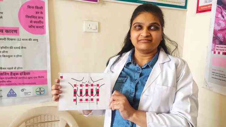 Meenakshi Gupta mostra o diagrama da mama com as fitas de orientação