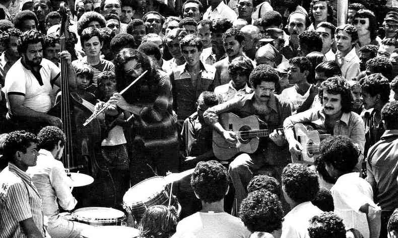 Apresentao do Quinteto Violado no Mercado de So Jos, Centro de Recife, nos anos 1970